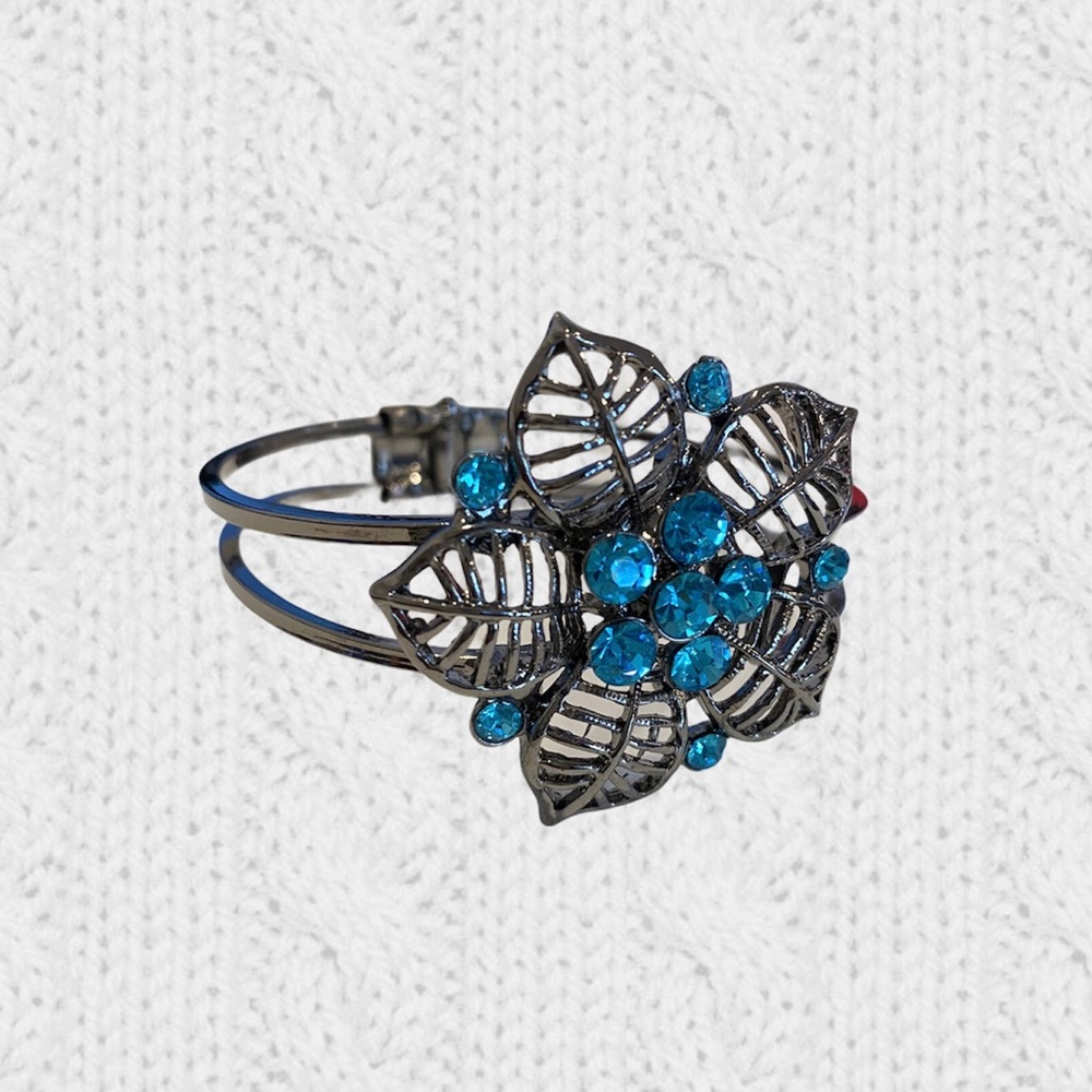 2/$20 ⊹ BLUE & SILVER CRYSTAL BANGLE BRACELET